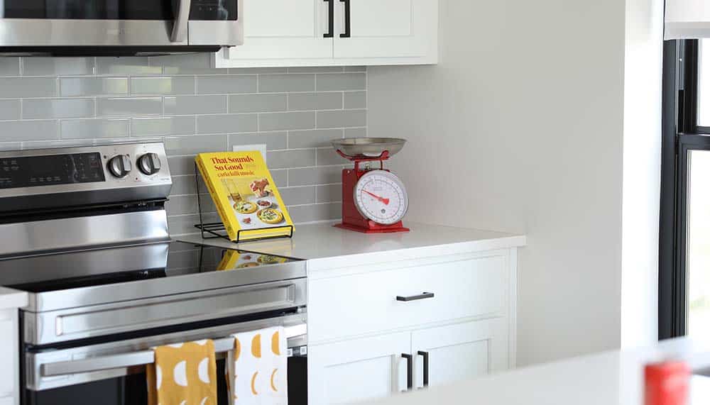 The Laker - Kitchen Microwave and Range Cook top
